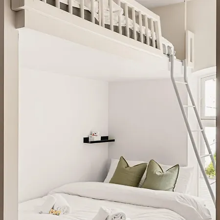 Dinbnb I Historical Building I 50m To Museum 아파트